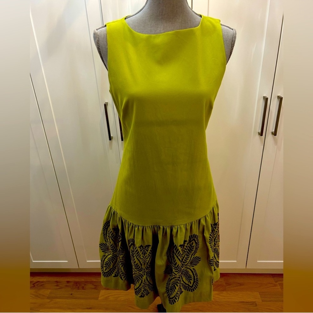 Lime Green Sleeveless Dress with Black Floral Design
Oscar by Oscar de la renta